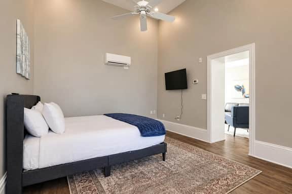 Historic Sanctuary | King Bed | Mins to Broadway - Image 3
