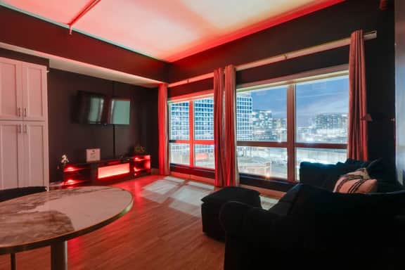 Modern SoBro 1BR | Pool Access & City Views - Image 2
