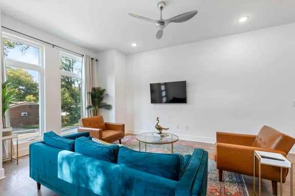 Prince Ave Sleeps 8 | 2 Master Suites Huge Parking - Image 3