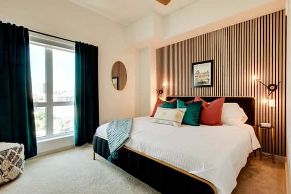 Walk to Broadway! HUGE 2BR-Park-King-Downtown - Image 4