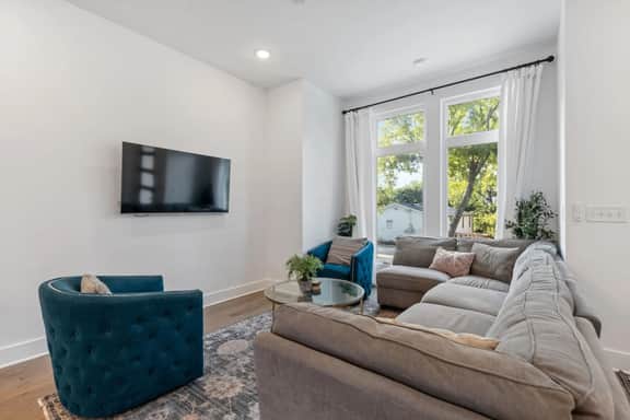 4 Suites | 2 Kitchens | Sleeps 18 | Huge Parking - Image 2