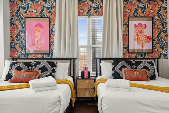4BR Skyline Rooftop | Walk to Gulch | Sleeps 12 - Image 4