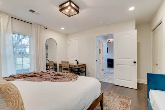 King Bed & Parking: Heart of East Nashville - Image 3