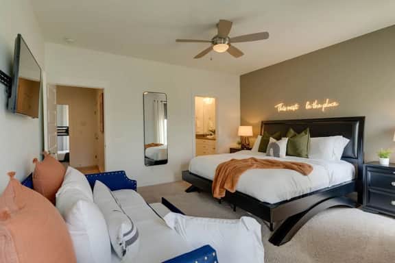 Melrose Townhome Balcony | Walkable to Coffee & Eats - Image 3