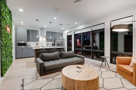 Two Kings on Top Floor w/ Pool & Patio - Image 2