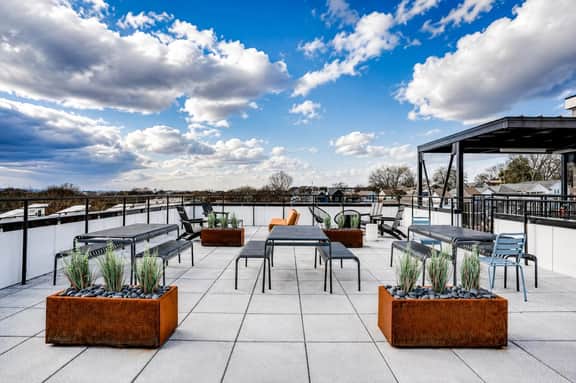 East Nash Top-Floor 1BR | Rooftop Deck | Sleeps 6 - Image 2