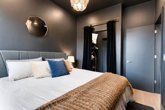 East Nash Top-Floor 1BR | Rooftop Deck | Sleeps 6 - Image 5
