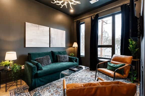 East Nash Top-Floor 1BR | Rooftop Deck | Sleeps 6 - Image 4