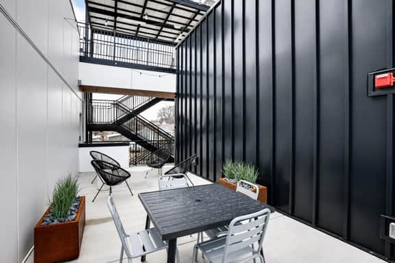 East Nash Top-Floor 1BR | Rooftop Deck | Sleeps 6 - Image 3
