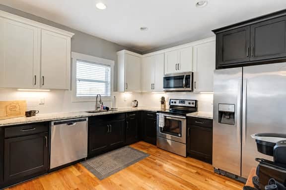3BR Home-HUGE yard for pets! 4.5 miles to Broadway - Image 4