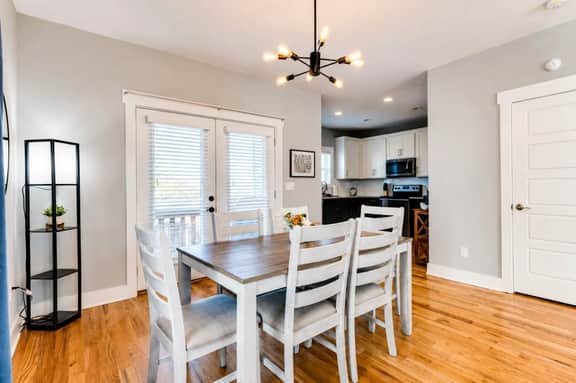 3BR Home-HUGE yard for pets! 4.5 miles to Broadway - Image 5